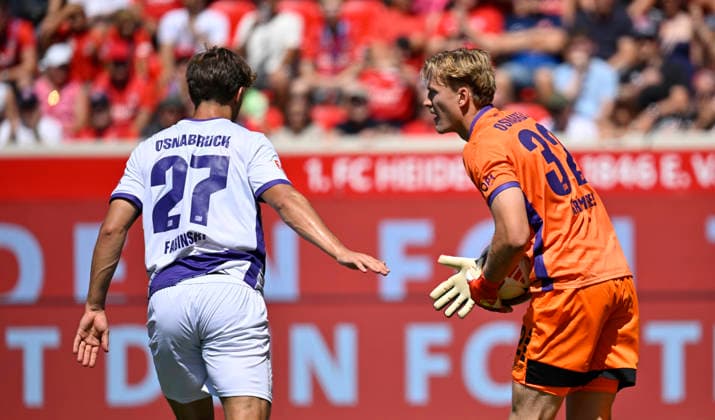 Torwart Jonas Krumrey VfL Osnabrueck (32) und Robin Fabinski VfL Osnabrueck (27) Gestik Geste 1. FC Heidenheim 1846 FCH vs VfL Osnabrueck 08.08.2026 DFL REGULATIONS PROHIBIT ANY USE OF PHOTOGRAPHS AS IMAGE SEQUENCES AND OR QUASI-VIDEO 1. FC Heidenheim 1846 FCH vs VfL Osnabrueck *** Goalkeeper Jonas Krumrey, VfL Osnabrück 32, and Robin Fabinski, VfL Osnabrück 27, gesturing during the match between 1. FC Heidenheim 1846 (FCH) and VfL Osnabrück on August 8, 2026. DFL regulations prohibit ANY USE OF PHOTOGRAPHS AS IMAGE SEQUENCES AND OR QUASI-VIDEO 1 FC Heidenheim 1846 (FCH) vs. VfL Osnabrück