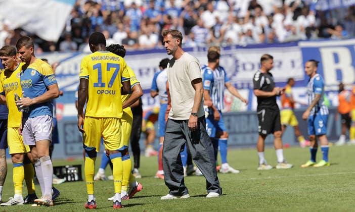 Cheftrainer Lars Kornetka (Eintracht Braunschweig) zufrieden mit seinem Team Fussball, Herren, Saison 2026 2027 2.BL, Avnet Arena, 1.Spieltag, 1.FC Magdeburg gegen Eintracht Braunschweig, 1-6 DFL REGULATIONS PROHIBIT ANY USE OF PHOTOGRAPHS AS IMAGE SEQUENCES AND OR QUASI-VIDEO. *** Head Coach Lars Kornetka of Eintracht Braunschweig is satisfied with his team. Soccer, Men s, 2026–2027 Season, 2. Bundesliga, Avnet Arena, Matchday 1, 1 FC Magdeburg vs. Eintracht Braunschweig, 1–6 DFL regulations prohibit any use of photographs as image sequences and or quasi-video