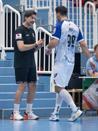 HANDBALL - ALPLA Sommercup HARD,AUSTRIA,08.AUG.26 - HANDBALL - ALPLA Sommercup, third place match, HC Hard vs TBV Lemgo Lippe. Image shows head coach Spyros Balomenos and Matthias Hild (Hard).  GEPAxpictures xOliverxLerch