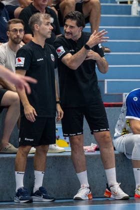 HANDBALL - ALPLA Sommercup HARD,AUSTRIA,08.AUG.26 - HANDBALL - ALPLA Sommercup, third place match, HC Hard vs TBV Lemgo Lippe. Image shows assistant coach Thomas Weber and head coach Spyros Balomenos (Hard).  GEPAxpictures xOliverxLerch