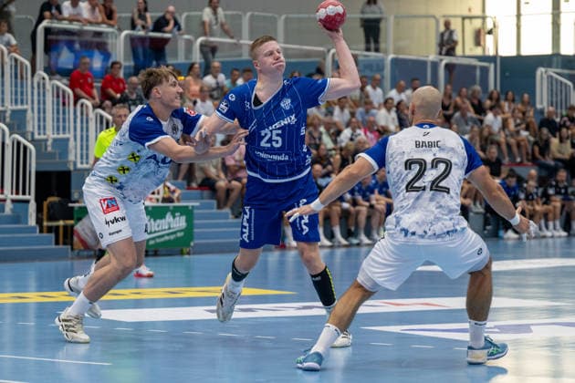 HANDBALL - ALPLA Sommercup HARD,AUSTRIA,08.AUG.26 - HANDBALL - ALPLA Sommercup, third place match, HC Hard vs TBV Lemgo Lippe. Image shows Lukas Fritsch (Hard). Niels Versteiijnen (Lemgo) and Dejan Babic (Hard).  GEPAxpictures xOliverxLerch