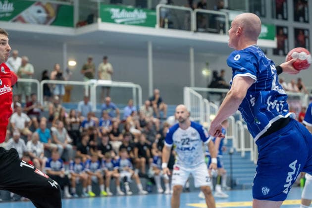 HANDBALL - ALPLA Sommercup HARD,AUSTRIA,08.AUG.26 - HANDBALL - ALPLA Sommercup, third place match, HC Hard vs TBV Lemgo Lippe. Image shows Lukas Gurskis (Hard) and Leve Carstensen (Lemgo).  GEPAxpictures xOliverxLerch