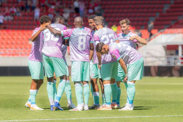 Ingolstadt, Deutschland 08. August 2026: 3. Liga - 2026 2027 - Sp. 1 - FC Ingolstadt 04 gegen FC Würzburger Kickers Im Bild: in der Traube Torschütze Tarsis Bonga (FWK)jubelt nach seinem Tor zum 1:1 mit seinen Mannschaftskollegen, DFB DFL regulations prohibit any use of photographs as image sequences and or quasi-video Audi Sportpark Bayern *** Ingolstadt, Germany, August 8, 2026, 3rd League 2026–2027, Matchday 1: FC Ingolstadt 04 vs. FC Würzburger Kickers. Pictured in the crowd, FWK goal scorer Tarsis Bonga celebrates with his teammates after scoring the 1–1 equalizer, DFB and DFL regulations prohibit any use of photographs as image sequences and or quasi-video. Audi Sportpark Bayern Copyright: xFotostandx xSchäferx