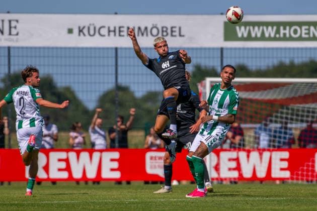 Testspiel: Werder Bremen vs. SC Paderborn 07, 08.08.2026 Raphael Obermair (SC Paderborn 07, 23), Justin Njinmah (Werder Bremen, 11); Testspiel: Werder Bremen vs. SC Paderborn 07 am 08.08.2026 in Vechta (Stadion Oyther Berg), Germany, *** Friendly Match: Werder Bremen vs. SC Paderborn 07, August 8, 2026; Raphael Obermair, SC Paderborn 07, 23, Justin Njinmah, Werder Bremen, 11 Friendly match: Werder Bremen vs. SC Paderborn 07 on August 8, 2026, at Oyther Berg Stadium in Vechta, Germany, Copyright: xBEAUTIFULxSPORTS Neddermannx