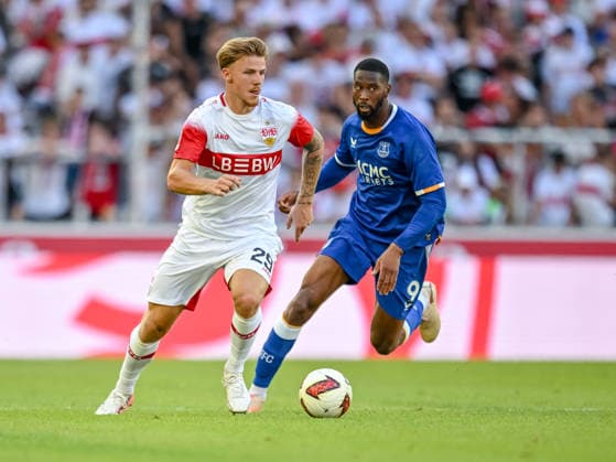 Finn Jeltsch (VfB Stuttgart) and Beto (Everton FC) battle for the ball during the during the pre-season friendly match between VfB Stuttgart and Everton at MHP Arena on August 8, 2026 in Stuttgart, Germany. (Photo by Harry Langer DeFodi Images) - *** Finn Jeltsch of VfB Stuttgart and Beto of Everton FC battle for the ball during the preseason friendly match between VfB Stuttgart and Everton at the MHP Arena on August 8, 2026, in Stuttgart, Germany. Photo by Harry Langer, DeFodi Images