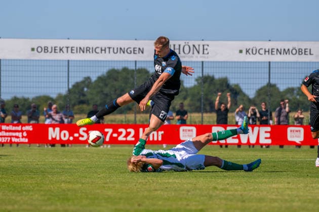 Testspiel: Werder Bremen vs. SC Paderborn 07, 08.08.2026 Steffen Tigges (SC Paderborn 07, 27), Oskar Wojcik (Werder Bremen, 3); Testspiel: Werder Bremen vs. SC Paderborn 07 am 08.08.2026 in Vechta (Stadion Oyther Berg), Germany, *** Friendly Match: Werder Bremen vs. SC Paderborn 07, August 8, 2026: Steffen Tigges (SC Paderborn 07), 27, Oskar Wojcik (Werder Bremen), 3. Friendly match: Werder Bremen vs. SC Paderborn 07 on August 8, 2026, at Oyther Berg Stadium in Vechta, Germany, Copyright: xBEAUTIFULxSPORTS Neddermannx