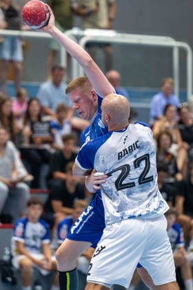 HANDBALL - ALPLA Sommercup HARD,AUSTRIA,08.AUG.26 - HANDBALL - ALPLA Sommercup, third place match, HC Hard vs TBV Lemgo Lippe. Image shows Niels Versteiijnen (Lemgo) and Dejan Babic (Hard).  GEPAxpictures xOliverxLerch