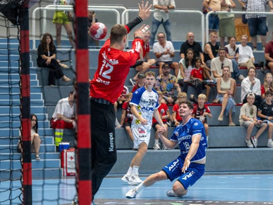 HANDBALL - ALPLA Sommercup HARD,AUSTRIA,08.AUG.26 - HANDBALL - ALPLA Sommercup, third place match, HC Hard vs TBV Lemgo Lippe. Image shows Lukas Gurskis, Robin Luerzer (Hard) and Levin Wanner (Lemgo).  GEPAxpictures xOliverxLerch