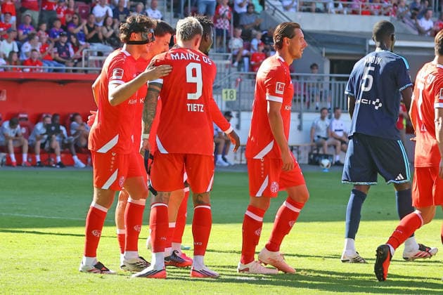 Mainz, Deutschland 08. August 2026: Testspiel - 2026 2027 - 1. FSV Mainz 05 gegen Paris FC Im Bild: Torschütze Fabio Gruber (Mainz) (mit Maske) freut sich mit seinen Mitspielern über sein Tor zum 1:0. DFL regulations prohibit any use of photographs as image sequences and or quasi-video Bruchwegstadion Rheinland - Pfalz *** Mainz, Germany August 8, 2026 Friendly Match 2026–2027 1 FSV Mainz 05 vs. Paris FC Pictured: Goal scorer Fabio Gruber of Mainz, wearing a mask, celebrates his goal—the 1–0—with his teammates. DFL regulations prohibit any use of photographs as image sequences and or quasi-video footage. Bruchwegstadion, Rhineland-Palatinate Copyright: xFotostandx xRacochax