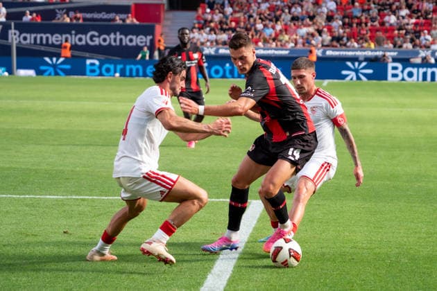 Deutschland: Freundschaftsspiel-Vorbereitung 2026 2027 - Bayer 04 Leverkusen vs FC Sevilla - BayArena-Stadion (Leverkusen): Zweikampf, Spielszene, Duell, duel, tackle, tackling, Dynamik, Action, Aktion Patrik Schick (Bayer 04 Leverkusen, 14) Peque (FC Sevilla, 14) Leverkusen Leverkusen-BayArena-Stadion Deutschland *** Germany Friendly Match, 2026-2027 Season, Bayer 04 Leverkusen vs. FC Sevilla, BayArena Stadium, Leverkusen, Tackle, Game Scene, Duel, tackle, tackling, Dynamics, Action, Patrik Schick, Bayer 04 Leverkusen, 14; Peque, FC Sevilla, 14; Leverkusen, BayArena Stadium, Germany Copyright: xOrhanxHabashx