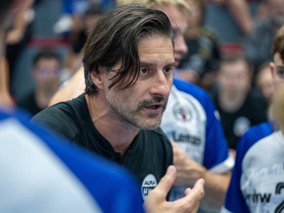 HANDBALL - ALPLA Sommercup HARD,AUSTRIA,08.AUG.26 - HANDBALL - ALPLA Sommercup, third place match, HC Hard vs TBV Lemgo Lippe. Image shows head coach Spyros Balomenos (Hard).  GEPAxpictures xOliverxLerch
