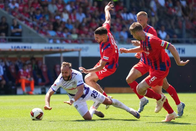 2. BL, 1. Spieltag, Saison 2026 27, FC Heidenheim - VfL Osnabrueck David Kopacz (VFL Osnabrueck)wird durch Oualid Mhamdi (FC Heidenheim) zu Fall gebracht - FC Heidenheim - VFL Osnabrück 2. BL, 1. Spieltag, Saison 2026 27, FC Heidenheim - VfL Osnabrueck Deutschland, Heidenheim, Voith Arena, 08.08.2026 *** 2. Bundesliga, Matchday 1, 2026–27 Season, FC Heidenheim vs. VfL Osnabrück, David Kopacz; VfL Osnabrück is defeated by FC Heidenheim thanks to Oualid Mhamdi; FC Heidenheim vs. VfL Osnabrück, 2. Bundesliga, Matchday 1, 2026–27 Season, FC Heidenheim vs. VfL Osnabrück, Germany, Heidenheim, Voith Arena, August 8, 2026 SP_GHR
