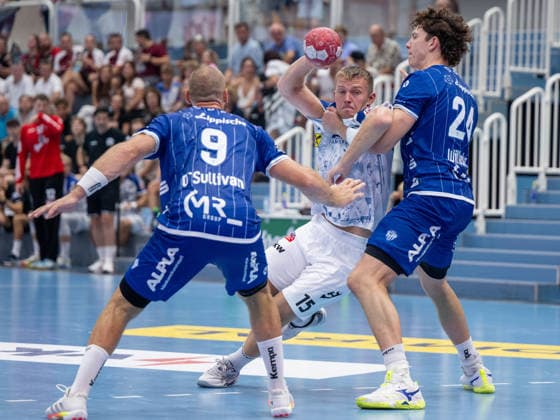 HANDBALL - ALPLA Sommercup HARD,AUSTRIA,08.AUG.26 - HANDBALL - ALPLA Sommercup, third place match, HC Hard vs TBV Lemgo Lippe. Image shows Christian O Sullivan (Lemgo). Jens Svane Peschardt (Hard) and Joel Willecke (Lemgo).  GEPAxpictures xOliverxLerch