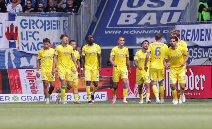 Jubelnde Braunschweiger Fussball, Herren, Saison 2026 2027 2.BL, Avnet Arena, 1.Spieltag, 1.FC Magdeburg gegen Eintracht Braunschweig, 1-6 DFL REGULATIONS PROHIBIT ANY USE OF PHOTOGRAPHS AS IMAGE SEQUENCES AND OR QUASI-VIDEO. *** Celebrating Braunschweig Soccer, Men s Team, 2026–2027 Season, 2. Bundesliga, Avnet Arena, Matchday 1, 1 FC Magdeburg vs. Eintracht Braunschweig, 1:6. DFL regulations prohibit any use of photographs as image sequences and or quasi-video.