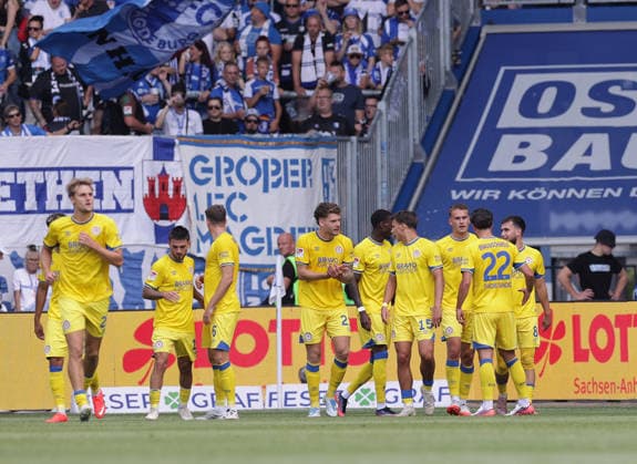Jubelnde Braunschweiger Fussball, Herren, Saison 2026 2027 2.BL, Avnet Arena, 1.Spieltag, 1.FC Magdeburg gegen Eintracht Braunschweig, 1-6 DFL REGULATIONS PROHIBIT ANY USE OF PHOTOGRAPHS AS IMAGE SEQUENCES AND OR QUASI-VIDEO. *** Celebrating Braunschweig Soccer, Men s Team, 2026–2027 Season, 2. Bundesliga, Avnet Arena, Matchday 1, 1 FC Magdeburg vs. Eintracht Braunschweig, 1:6. DFL regulations prohibit any use of photographs as image sequences and or quasi-video.