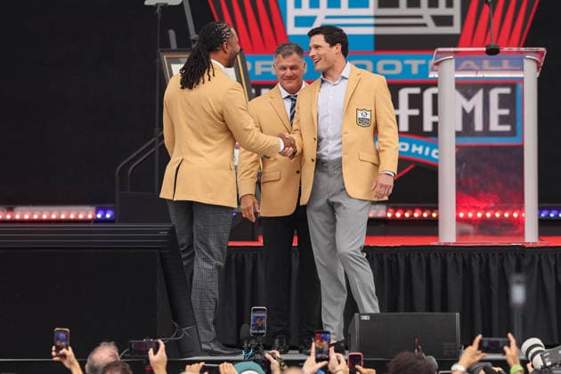 August 8, 2026, Canton, Ohio, USA: 2026 Pro Football Hall of Fame Enshrinees LUKE KUECHLY and LARRY FITZGERALD shake hands at the 2026 Pro Football Hall of Fame Enshrinement ceremony at Tom Benson Hall of Fame Stadium on August 8, 2026 in Canton, Ohio. NFL, American Football Herren, USA 2026: Pro Football Hall Of Fame Enshrinement  - ZUMAs335 20260808_znp_s335_005 Copyright: xMatthewxSmithx