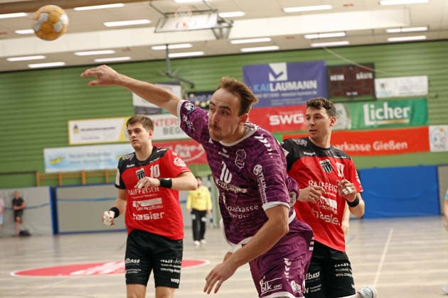 08.08.2026, xovx, Handball Lindencup, TV Hüttenberg - Pfadi Winterthur v.l. Ivan Simic (Pfadi Winterthur), Paul Ohl (TV Hüttenberg), Lukas Heer (Pfadi Winterthur) Linden Stadthalle Hessen Deutschland (DE) *** August 8, 2026, xovx, Lindencup Handball Tournament, TV Hüttenberg vs. Pfadi Winterthur; from left: Ivan Simic (Pfadi Winterthur), Paul Ohl (TV Hüttenberg), Lukas Heer (Pfadi Winterthur); Linden Stadthalle, Hesse, Germany, DE