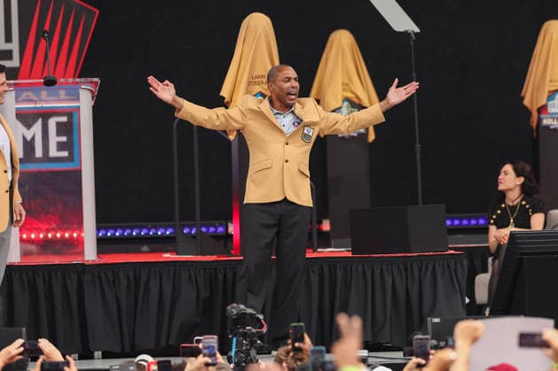 August 8, 2026, Canton, Ohio, USA: 2026 Pro Football Hall of Fame Enshrinee ROGER CRAIG waves the the crowd at the 2026 Pro Football Hall of Fame Enshrinement ceremony at Tom Benson Hall of Fame Stadium on August 8, 2026 in Canton, Ohio. NFL, American Football Herren, USA 2026: Pro Football Hall Of Fame Enshrinement  - ZUMAs335 20260808_znp_s335_008 Copyright: xMatthewxSmithx