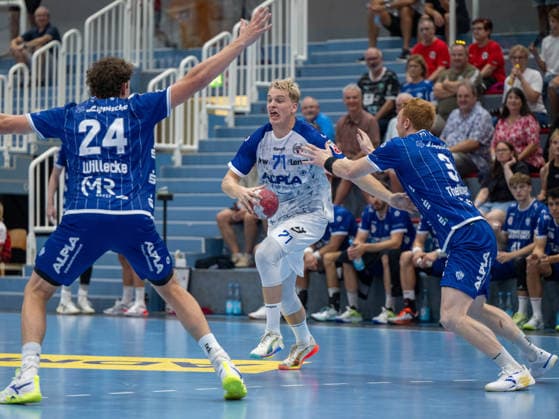HANDBALL - ALPLA Sommercup HARD,AUSTRIA,08.AUG.26 - HANDBALL - ALPLA Sommercup, third place match, HC Hard vs TBV Lemgo Lippe. Image shows Joel Willecke (Lemgo), Mathias Sonne Domino (Hard) and Nicolai Theilinger (Lemgo).  GEPAxpictures xOliverxLerch