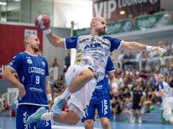 HANDBALL - ALPLA Sommercup HARD,AUSTRIA,08.AUG.26 - HANDBALL - ALPLA Sommercup, third place match, HC Hard vs TBV Lemgo Lippe. Image shows Christian O Sullivan (Lemgo) and Dejan Babic (Hard).  GEPAxpictures xOliverxLerch