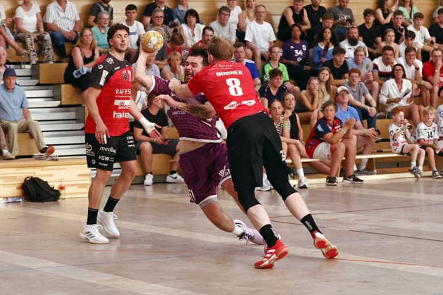 08.08.2026, xovx, Handball Lindencup, TV Hüttenberg - Pfadi Winterthur v.l. Mischa Romer (Pfadi Winterthur), Vit Reichl (TV Hüttenberg), Konrad Hübner (Pfadi Winterthur) Linden Stadthalle Hessen Deutschland (DE) *** August 8, 2026, xovx, Lindencup Handball Tournament, TV Hüttenberg vs. Pfadi Winterthur; Mischa Romer (Pfadi Winterthur), Vit Reichl (TV Hüttenberg), Konrad Hübner (Pfadi Winterthur); Linden Stadthalle, Hesse, Germany, DE