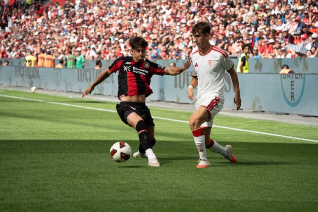 Deutschland: 08.08.2026, Saisoneröffnung - Bayer 04 Leverkusen vs FC Sevilla, BayArena (Leverkusen): Afonso Moreira im Zweikampf Leverkusen Deutschland *** Germany, August 8, 2026, Season Opener: Bayer 04 Leverkusen vs. FC Sevilla, BayArena, Leverkusen; Afonso Moreira in a tackle, Leverkusen, Germany Copyright: xMijoxLubecx