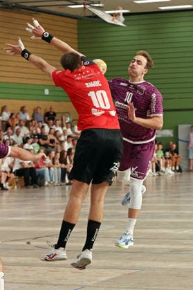 08.08.2026, xovx, Handball Lindencup, TV Hüttenberg - Pfadi Winterthur v.l. Ivan Simic (Pfadi Winterthur), Paul Ohl (TV Hüttenberg) Linden Stadthalle Hessen Deutschland (DE) *** August 8, 2026, xovx, Lindencup Handball Tournament, TV Hüttenberg vs. Pfadi Winterthur; from left: Ivan Simic (Pfadi Winterthur), Paul Ohl (TV Hüttenberg); Linden Stadthalle, Hesse, Germany, DE