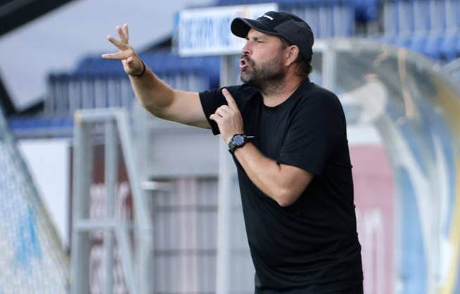 SOCCER - WCL, St.Poelten vs Sporting SANKT POELTEN,AUSTRIA,08.AUG.26 - SOCCER - UEFA Women s Champions League, qualification, SKN Sankt Poelten vs Sporting CP. Image shows head coach Laurent Fassotte (St.Poelten).  GEPAxpictures xWalterxLuger