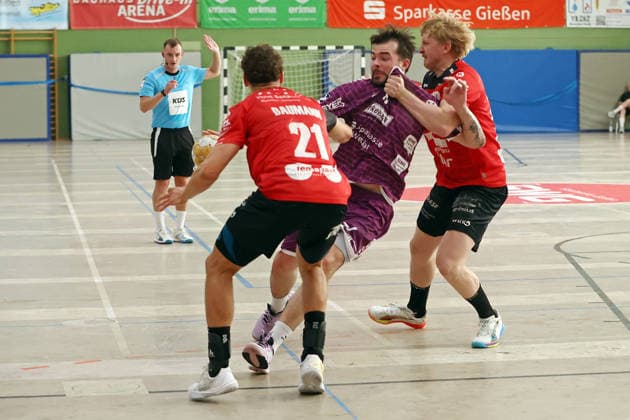 08.08.2026, xovx, Handball Lindencup, TV Hüttenberg - Pfadi Winterthur v.l. Tazio Baumann (Pfadi Winterthur), Hendrik Schreiber (TV Hüttenberg), Mischa Romer (Pfadi Winterthur) Linden Stadthalle Hessen Deutschland (DE) *** August 8, 2026, xovx, Lindencup Handball Tournament, TV Hüttenberg vs. Pfadi Winterthur; from left: Tazio Baumann (Pfadi Winterthur), Hendrik Schreiber (TV Hüttenberg), Mischa Romer (Pfadi Winterthur); Linden Stadthalle, Hesse, Germany, DE