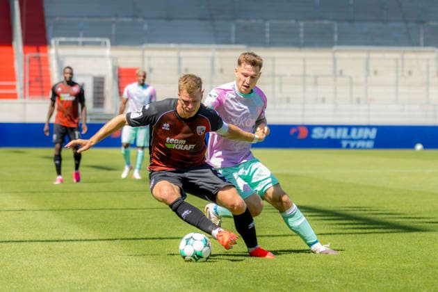 Ingolstadt, Deutschland 08. August 2026: 3. Liga - 2026 2027 - Sp. 1 - FC Ingolstadt 04 gegen FC Würzburger Kickers Im Bild: v. li. im Zweikampf Simon Lorenz (FCI) und Tim Kraus (FWK) DFB DFL regulations prohibit any use of photographs as image sequences and or quasi-video Audi Sportpark Bayern *** Ingolstadt, Germany, August 8, 2026, 3rd League 2026–2027, Matchday 1: FC Ingolstadt 04 vs. FC Würzburger Kickers. Pictured from left, in a tackle: Simon Lorenz (FCI) and Tim Kraus (FWK). DFB and DFL regulations prohibit any use of photographs as image sequences and or quasi-video Audi Sportpark Bayern Copyright: xFotostandx xSchäferx