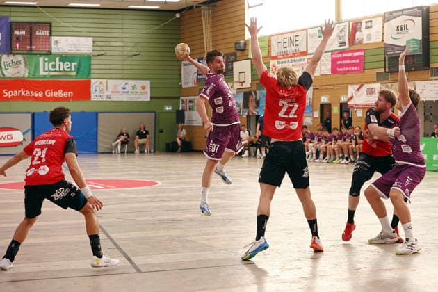 08.08.2026, xovx, Handball Lindencup, TV Hüttenberg - Pfadi Winterthur v.l. Tazio Baumann (Pfadi Winterthur), David Kuntscher (TV Hüttenberg), Mischa Romer (Pfadi Winterthur), Konrad Hübner (Pfadi Winterthur), Julius Gümbel (TV Hüttenberg) Linden Stadthalle Hessen Deutschland (DE) *** August 8, 2026, xovx, Lindencup Handball, TV Hüttenberg vs. Pfadi Winterthur; from left: Tazio Baumann (Pfadi Winterthur), David Kuntscher (TV Hüttenberg), Mischa Romer (Pfadi Winterthur), Konrad Hübner (Pfadi Winterthur), Julius Gümbel (TV Hüttenberg); Linden Stadthalle, Hesse, Germany, DE
