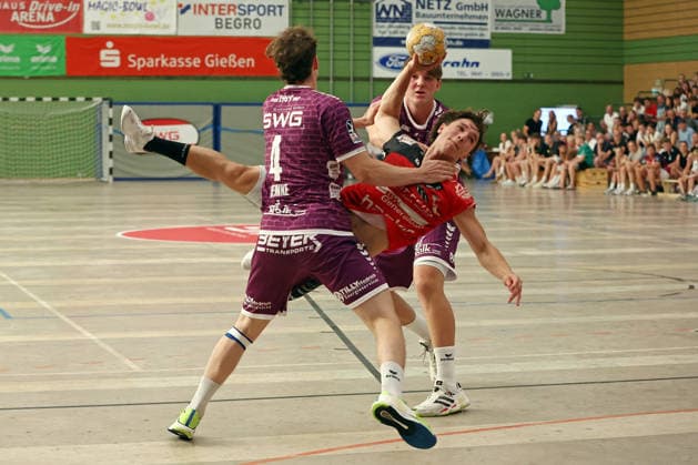 08.08.2026, xovx, Handball Lindencup, TV Hüttenberg - Pfadi Winterthur v.l. David Sehnke (TV Hüttenberg), Tiago Cuencas (Pfadi Winterthur), Julius Gümbel (TV Hüttenberg) Linden Stadthalle Hessen Deutschland (DE) *** August 8, 2026, xovx, Lindencup Handball Tournament, TV Hüttenberg vs. Pfadi Winterthur; from left: David Sehnke (TV Hüttenberg), Tiago Cuencas (Pfadi Winterthur), Julius Gümbel (TV Hüttenberg); Linden Stadthalle, Hesse, Germany, DE