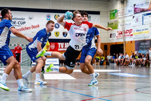 08.08.2026, xdobgx, Handball Heide-Cup 2026, VfL Gummersbach - HOJ Elite v.l. Kristjan HorÅ¾en (VfL Gummersbach, 27), Marius Norsoller (HoJ Elite, 21), beim Wurf, in action, throwing, Nikola RoganoviÄ‡ (VfL Gummersbach, 23) Schneverdingen *** August 8, 2026, xdobgx, 2026 Heide Cup Handball Tournament, VfL Gummersbach HOJ Elite vs. Kristjan Horžen (VfL Gummersbach, 27) and Marius Norsoller (HOJ Elite, 21) during a throw, in action, throwing, Nikola Roganovic (VfL Gummersbach, 23) Schneverdingen