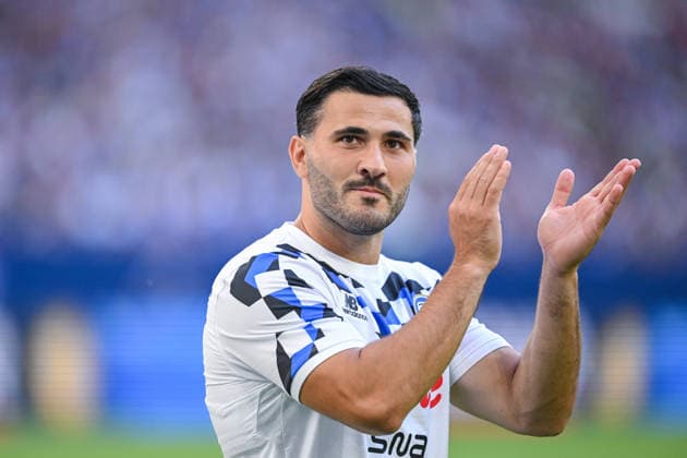 08.08.2026, Fussball, Saison 2026 2027, Testspiel, FC Schalke 04 - Atalanta Bergamo, Sead Kolasinac (Atalanta Bergamo) begrüßt die Fans des FC Schalke 04 bei seiner Einwechslung, xRHR-FOTO YYx *** August 8, 2026, Soccer, 2026–2027 season, Friendly match, FC Schalke 04 vs. Atalanta Bergamo, Sead Kolasinac of Atalanta Bergamo greets FC Schalke 04 fans as he enters the game, xRHR PHOTO YYx Copyright: KROEGER RHR-FOTOx RHR-FOTO YY