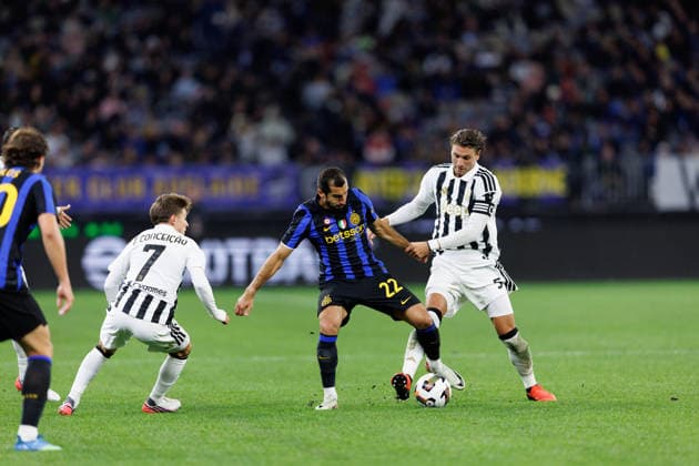 August 8, 2026, Perth, Wa, Australia: Henrikh Mkhitaryan and Manuel Locatelli battle for possession during the Calcio Italiano match between Juventus FC and Internazionale FC at Optus Stadium in Perth. Perth Australia - ZUMAc318 20260808_znp_c318_053 Copyright: xJohnxCarusix