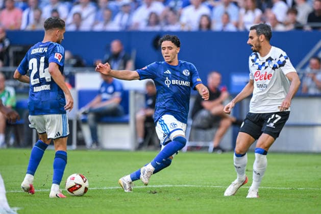 08.08.2026, Fussball, Saison 2026 2027, Testspiel, FC Schalke 04 - Atalanta Bergamo, Adil Aouchiche (FC Schalke 04), Soufiane El-Faouzi (FC Schalke 04), Davide Zappacosta (Atalanta Bergamo) xRHR-FOTO YYx *** August 8, 2026, Soccer, 2026–2027 season, Friendly match, FC Schalke 04 vs. Atalanta Bergamo, Adil Aouchiche (FC Schalke 04), Soufiane El Faouzi (FC Schalke 04), Davide Zappacosta (Atalanta Bergamo) xRHR PHOTO YYx Copyright: KROEGER RHR-FOTOx RHR-FOTO YY