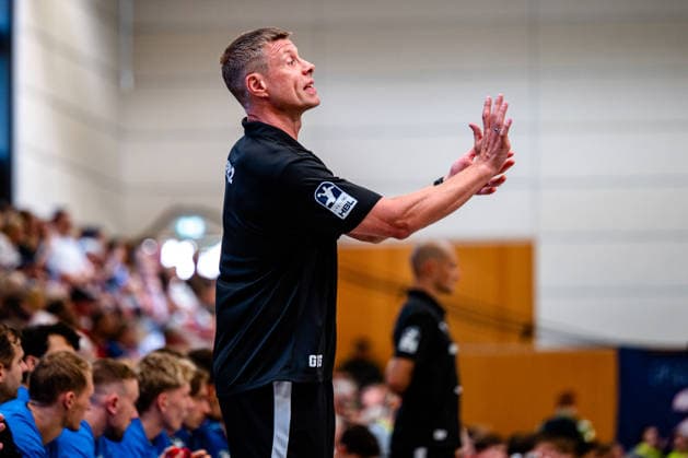 08.08.2026, xdobgx, Handball Heide-Cup 2026, VfL Gummersbach - HOJ Elite v.l. GuÃ°jon Valur SigurÃ°sson (VfL Gummersbach, Trainer) gibt Anweisungen, gestikuliert mit den Armen, gesticulate, gives instructions Schneverdingen *** August 8, 2026, xdobgx, 2026 Heide Cup Handball Tournament, VfL Gummersbach HOJ Elite vs. Guðjon Valur Sigurðsson, VfL Gummersbach; coach gives instructions, gesticulates with his arms, gesticulate, gives instructions, Schneverdingen