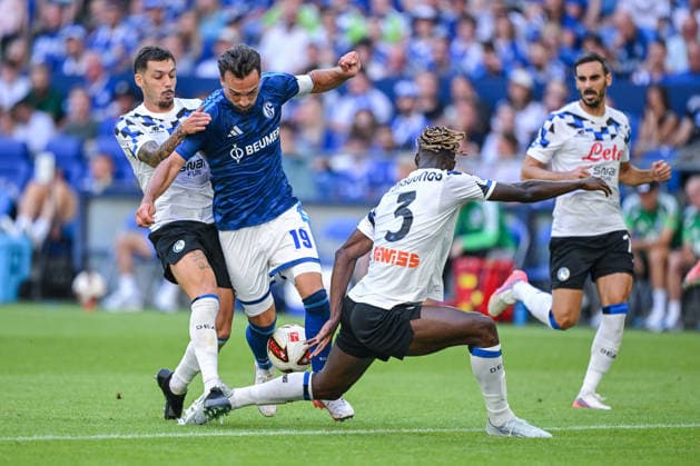 08.08.2026, Fussball, Saison 2026 2027, Testspiel, FC Schalke 04 - Atalanta Bergamo, Davide Zappacosta (Atalanta Bergamo), Kenan Karaman (FC Schalke 04), Odilon Kossounou (Atalanta Bergamo) xRHR-FOTO YYx *** August 8, 2026, Soccer, 2026–2027 season, Friendly match, FC Schalke 04 vs. Atalanta Bergamo, Davide Zappacosta (Atalanta Bergamo), Kenan Karaman (FC Schalke 04), Odilon Kossounou (Atalanta Bergamo) xRHR PHOTO YYx Copyright: KROEGER RHR-FOTOx RHR-FOTO YY