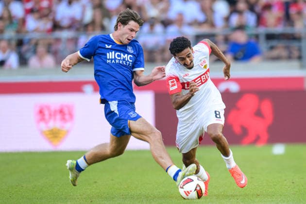 Fußball, Testspiel, 20260808, VfB Stuttgart - FC Everton. Im Bild v.l. Tyler DIBLING (Everton, 20), Tiago TOMAS (Stuttgart, 8) Zweikampf Ball. Stuttgart MHP-Arena Baden-Württemberg Deutschland *** Soccer, Friendly Match, 20260808, VfB Stuttgart vs. Everton. Pictured, from left: Tyler DIBLING (Everton, 20), Tiago TOMAS (Stuttgart, 8). Tackle for the ball. Stuttgart, MHP Arena, Baden-Württemberg, Germany Copyright: Passion2Press MarkusxFischerx