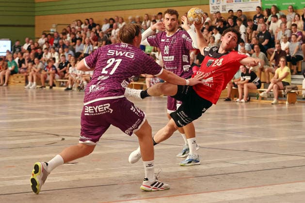 08.08.2026, xovx, Handball Lindencup, TV Hüttenberg - Pfadi Winterthur v.l. Julius Gümbel (TV Hüttenberg), Leif Haack (TV Hüttenberg), Mehdi Ben Romdhane (Pfadi Winterthur) Linden Stadthalle Hessen Deutschland (DE) *** August 8, 2026, xovx, Lindencup Handball Tournament, TV Hüttenberg vs. Pfadi Winterthur; from left: Julius Gümbel (TV Hüttenberg), Leif Haack (TV Hüttenberg), Mehdi Ben Romdhane (Pfadi Winterthur); Linden Stadthalle, Hesse, Germany, DE