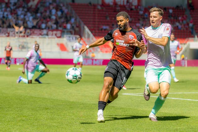 Ingolstadt, Deutschland 08. August 2026: 3. Liga - 2026 2027 - Sp. 1 - FC Ingolstadt 04 gegen FC Würzburger Kickers Im Bild: v. li. im Zweikampf Keanan Bennetts (FCI) und David Abrangao (FWK) DFB DFL regulations prohibit any use of photographs as image sequences and or quasi-video Audi Sportpark Bayern *** Ingolstadt, Germany, August 8, 2026, 3rd League 2026–2027, Matchday 1: FC Ingolstadt 04 vs. FC Würzburger Kickers. Pictured, from left, in a tackle: Keanan Bennetts (FCI) and David Abrangao (FWK). DFB and DFL regulations prohibit any use of photographs as image sequences and or quasi-video. Audi Sportpark Bayern Copyright: xFotostandx xSchäferx