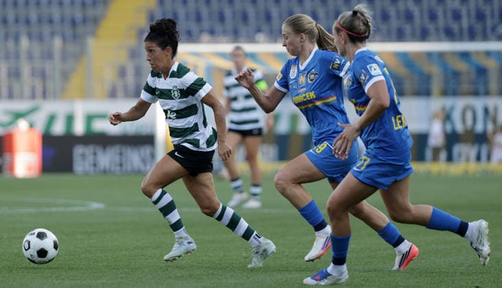 SOCCER - WCL, St.Poelten vs Sporting SANKT POELTEN,AUSTRIA,08.AUG.26 - SOCCER - UEFA Women s Champions League, qualification, SKN Sankt Poelten vs Sporting CP. Image shows Claudia Neto (Lissabon), Ludmila Matavkova and Diana Lemesova (St.Poelten).  GEPAxpictures xWalterxLuger