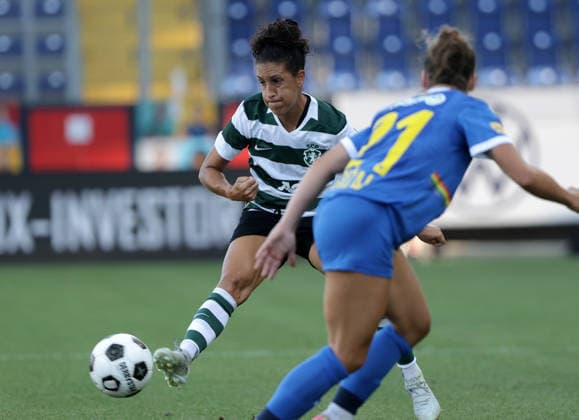 SOCCER - WCL, St.Poelten vs Sporting SANKT POELTEN,AUSTRIA,08.AUG.26 - SOCCER - UEFA Women s Champions League, qualification, SKN Sankt Poelten vs Sporting CP. Image shows Claudia Neto (Lissabon) and Magdalena Rukavina (St.Poelten).  GEPAxpictures xWalterxLuger
