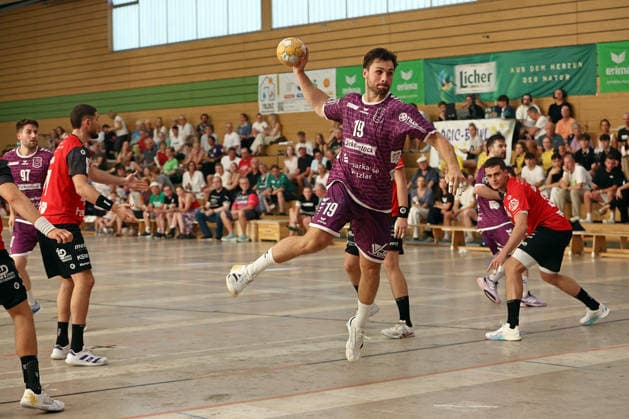 08.08.2026, xovx, Handball Lindencup, TV Hüttenberg - Pfadi Winterthur v.l. David Kuntscher (TV Hüttenberg), Lionel Mirdita (Pfadi Winterthur), Vit Reichl (TV Hüttenberg), Hendrik Schreiber (TV Hüttenberg), Faris Colakovic (Pfadi Winterthur) Linden Stadthalle Hessen Deutschland (DE) *** August 8, 2026, xovx, Lindencup Handball, TV Hüttenberg vs. Pfadi Winterthur; from left: David Kuntscher (TV Hüttenberg), Lionel Mirdita (Pfadi Winterthur), Vit Reichl (TV Hüttenberg), Hendrik Schreiber (TV Hüttenberg), Faris Colakovic (Pfadi Winterthur); Linden Stadthalle, Hesse, Germany, DE
