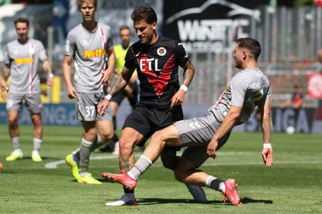 08.08.2026, xsefx, Fußball, FC Viktoria Köln SSV Jahn Regensburg, 3.Liga, Sportpark Höhenberg, 1. Spieltag, Saison 2026 2027: Niklas Castelle (FC Viktoria Köln 44) im Zweikampf gegen Oscar Schönfelder (Jahn Regensburg 07) DFB regulations prohibit any use of photographs as image sequences and or quasi-video. Nordrhein-Westfalen Deutschland *** August 8, 2026, xsefx, Soccer, FC Viktoria Köln vs. SSV Jahn Regensburg, 3. Liga, Sportpark Höhenberg, Matchday 1, 2026–2027 Season: Niklas Castelle of FC Viktoria Köln (No. 44) in a tackle against Oscar Schönfelder of Jahn Regensburg (No. 07). DFB regulations prohibit any use of photographs as image sequences and or quasi-video. North Rhine-Westphalia, Germany