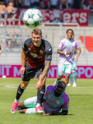 Ingolstadt, Deutschland 08. August 2026: 3. Liga - 2026 2027 - Sp. 1 - FC Ingolstadt 04 gegen FC Würzburger Kickers Im Bild: v. li. im Zweikampf Jonas Scholz (FCI) und Tarsis Bonga (FWK) DFB DFL regulations prohibit any use of photographs as image sequences and or quasi-video Audi Sportpark Bayern *** Ingolstadt, Germany, August 8, 2026, 3rd League 2026–2027, Matchday 1: FC Ingolstadt 04 vs. FC Würzburger Kickers. Pictured from left in a tackle: Jonas Scholz (FCI) and Tarsis Bonga (FWK). DFB and DFL regulations prohibit any use of photographs as image sequences and or quasi-video Audi Sportpark Bayern Copyright: xFotostandx xSchäferx