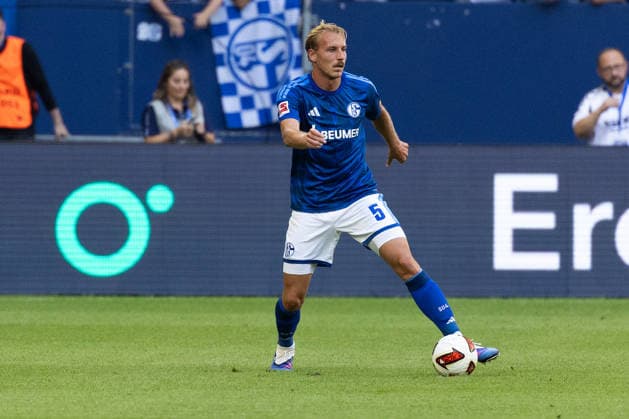 Gelsenkirchen, Germany, 08.08.26, Timo Becker 5 (FC Schalke 04) am Ball während des Testspiels zwischen FC Schalke 04 - Atalanta Bergamo in der Veltins Arena in Gelsenkirchen. (Photo by Joachim Bywaletz) DFB DFL REGULATIONS PROHIBIT ANY USE OF PHOTOGRAPHS AS IMAGE SEQUENCES AND OR QUASI-VIDEO. *** Gelsenkirchen, Germany, August 26, Timo Becker of FC Schalke 04 in action during the friendly match between FC Schalke 04 and Atalanta Bergamo at the Veltins Arena in Gelsenkirchen. Photo by Joachim Bywaletz. DFB and DFL regulations prohibit any use of photographs as image sequences and OR QUASI-VIDEO Copyright: JoachimxBywaletz xJB-Sportfoto