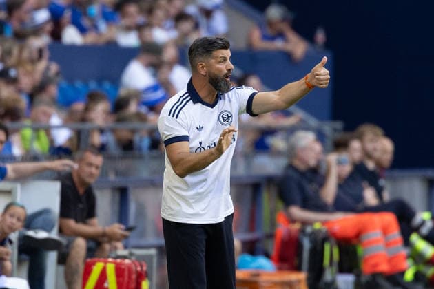 Gelsenkirchen, Germany, 08.08.26, Cheftrainer Miron Muslic (FC Schalke 04) gestikuliert während des Testspiels zwischen FC Schalke 04 - Atalanta Bergamo in der Veltins Arena in Gelsenkirchen. (Photo by Joachim Bywaletz) DFB DFL REGULATIONS PROHIBIT ANY USE OF PHOTOGRAPHS AS IMAGE SEQUENCES AND OR QUASI-VIDEO. *** Gelsenkirchen, Germany, August 26, FC Schalke 04 head coach Miron Muslic gestures during the friendly match between FC Schalke 04 and Atalanta Bergamo at the Veltins Arena in Gelsenkirchen. Photo by Joachim Bywaletz. DFB and DFL regulations prohibit any use of photographs as image SEQUENCES AND OR QUASI-VIDEO Copyright: JoachimxBywaletz xJB-Sportfoto