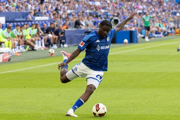 Gelsenkirchen, Germany, 08.08.26, Junior Dina Ebimbe 29 (FC Schalke 04) am Ball während des Testspiels zwischen FC Schalke 04 - Atalanta Bergamo in der Veltins Arena in Gelsenkirchen. (Photo by Joachim Bywaletz) DFB DFL REGULATIONS PROHIBIT ANY USE OF PHOTOGRAPHS AS IMAGE SEQUENCES AND OR QUASI-VIDEO. *** Gelsenkirchen, Germany, August 26, Junior Dina Ebimbe, No. 29, of FC Schalke 04 in possession of the ball during the friendly match between FC Schalke 04 and Atalanta Bergamo at the Veltins Arena in Gelsenkirchen. Photo by Joachim Bywaletz. DFB and DFL regulations prohibit any use of photographs as image sourcesSEQUENCES AND OR QUASI-VIDEO Copyright: JoachimxBywaletz xJB-Sportfoto