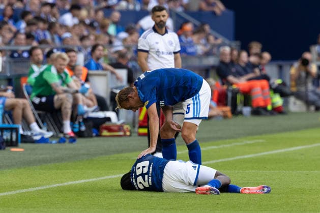 Gelsenkirchen, Germany, 08.08.26, Junior Dina Ebimbe 29 (FC Schalke 04) liegt verletzt am Rasen während des Testspiels zwischen FC Schalke 04 - Atalanta Bergamo in der Veltins Arena in Gelsenkirchen. (Photo by Joachim Bywaletz) DFB DFL REGULATIONS PROHIBIT ANY USE OF PHOTOGRAPHS AS IMAGE SEQUENCES AND OR QUASI-VIDEO. *** Gelsenkirchen, Germany, August 26, Junior Dina Ebimbe, 29, of FC Schalke 04, lies injured on the field during the friendly match between FC Schalke 04 and Atalanta Bergamo at the Veltins Arena in Gelsenkirchen. Photo by Joachim Bywaletz. DFB and DFL regulations prohibit any use of photographs as iIMAGE SEQUENCES AND OR QUASI-VIDEO Copyright: JoachimxBywaletz xJB-Sportfoto